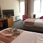 ホテル Domaine De La Foret D'orient, Logis Hotel, Restaurant, Et Golf ルイイ・サセ