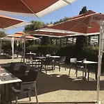 ホテル Domaine De La Foret D'orient, Logis Hotel, Restaurant, Et Golf ルイイ・サセ