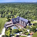 ホテル Domaine De La Foret D'orient, Logis Hotel, Restaurant, Et Golf ルイイ・サセ