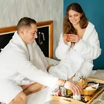 Domaine De La Foret D'orient, Logis Hotel, Restaurant, Et Golf Hotel 4*