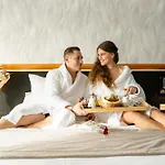 Domaine De La Foret D'orient, Logis Hotel, Restaurant, Et Golf