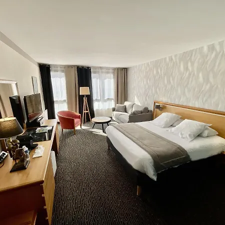 מלון Domaine De La Foret D'orient, Logis Hotel, Restaurant, Et Golf 4*