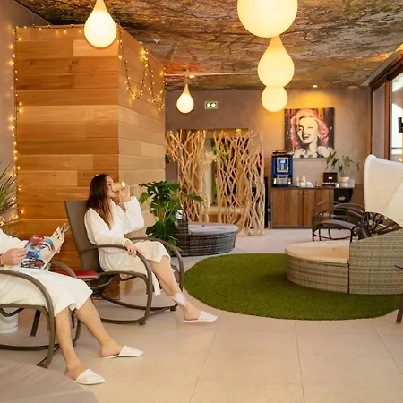 Domaine De La Foret D'orient, Logis Hotel, Restaurant, Et Golf Отель 4*