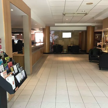 فندق Domaine De La Foret D'orient, Logis Hotel, Restaurant, Et Golf Rouilly-Sacey