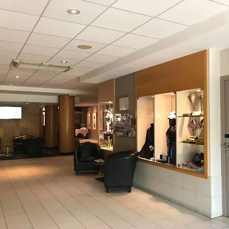 Domaine De La Foret D'orient, Logis Hotel, Restaurant, Et Golf Hotel 4*