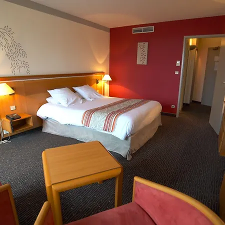 Domaine De La Foret D'orient, Logis Hotel, Restaurant, Et Golf 4*