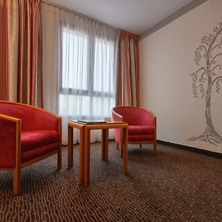 Domaine De La Foret D'orient, Logis Hotel, Restaurant, Et Golf