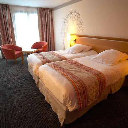 Domaine De La Foret D'orient, Logis Hotel, Restaurant, Et Golf Отель