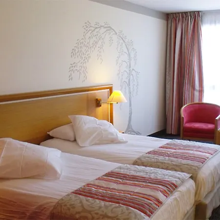 فندق Domaine De La Foret D'orient, Logis Hotel, Restaurant, Et Golf