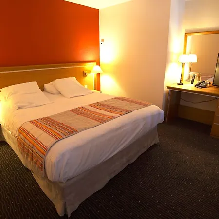 Domaine De La Foret D'orient, Logis Hotel, Restaurant, Et Golf Отель