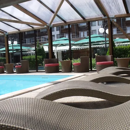 Hotel Domaine De La Foret D'orient, Logis Hotel, Restaurant, Et Golf 4*