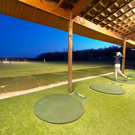 Domaine De La Foret D'orient, Logis Hotel, Restaurant, Et Golf فندق