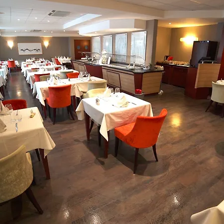 Отель Domaine De La Foret D'orient, Logis Hotel, Restaurant, Et Golf 4*