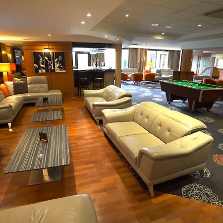 فندق Domaine De La Foret D'orient, Logis Hotel, Restaurant, Et Golf Rouilly-Sacey