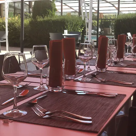 Domaine De La Foret D'orient, Logis Hotel, Restaurant, Et Golf 4*