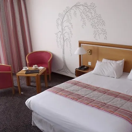 Domaine De La Foret D'orient, Logis Hotel, Restaurant, Et Golf 4*