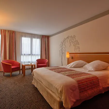 מלון Domaine De La Foret D'orient, Logis Hotel, Restaurant, Et Golf Rouilly-Sacey