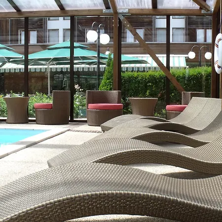 Domaine De La Foret D'orient, Logis Hotel, Restaurant, Et Golf מלון Rouilly-Sacey