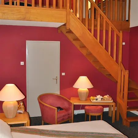 מלון Domaine De La Foret D'orient, Logis Hotel, Restaurant, Et Golf 4*